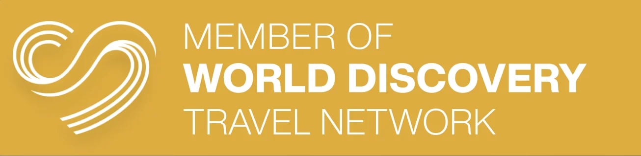 Logo y texto: Miembro de la Red de Viajes World Discovery sobre fondo dorado