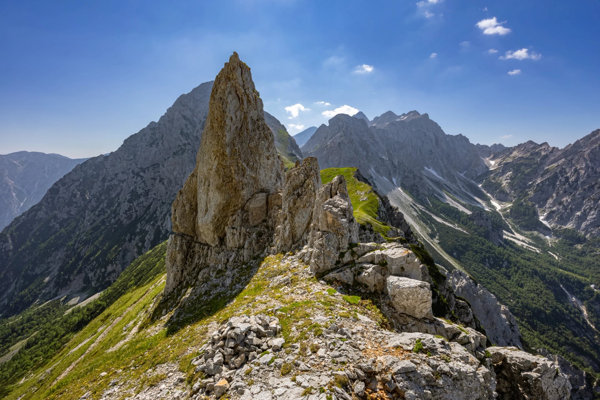 Bilde av den pittoreske fjellpasset Kamniško sedlo i Kamnik Savinja-alpene en solfylt sommerettermiddag, Slovenia