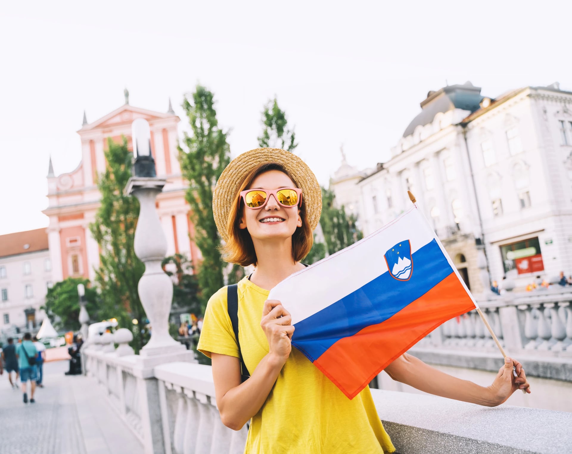 Femme touriste avec le drapeau slovène à Ljubljana, Slovénie, Europe.