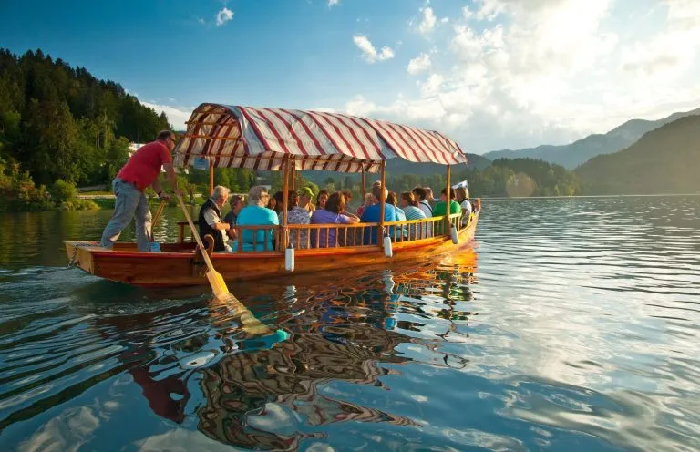 Barco en el lago Bled