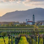 Mooi avondlandschap in de Vipava vallei, Slovenië