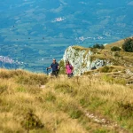 bergbeklimmerspaar op het Nanos-plateau in Slovenië met uitzicht op de Vipava-vallei